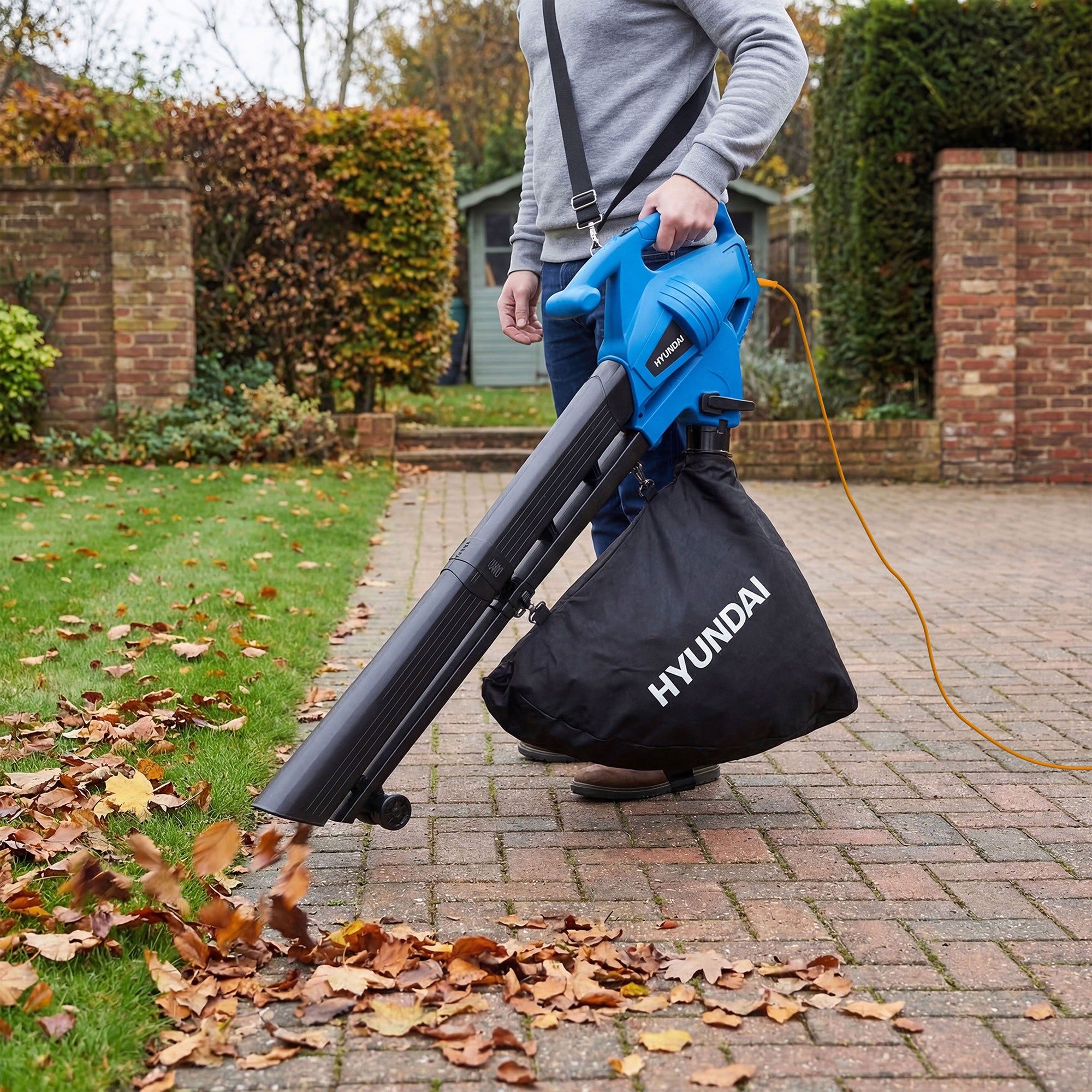 Souffleur, aspirateur et broyeur électrique 3-en-1 Hyundai 3000W, sac de collecte 34L | HYBV3000E3-EU