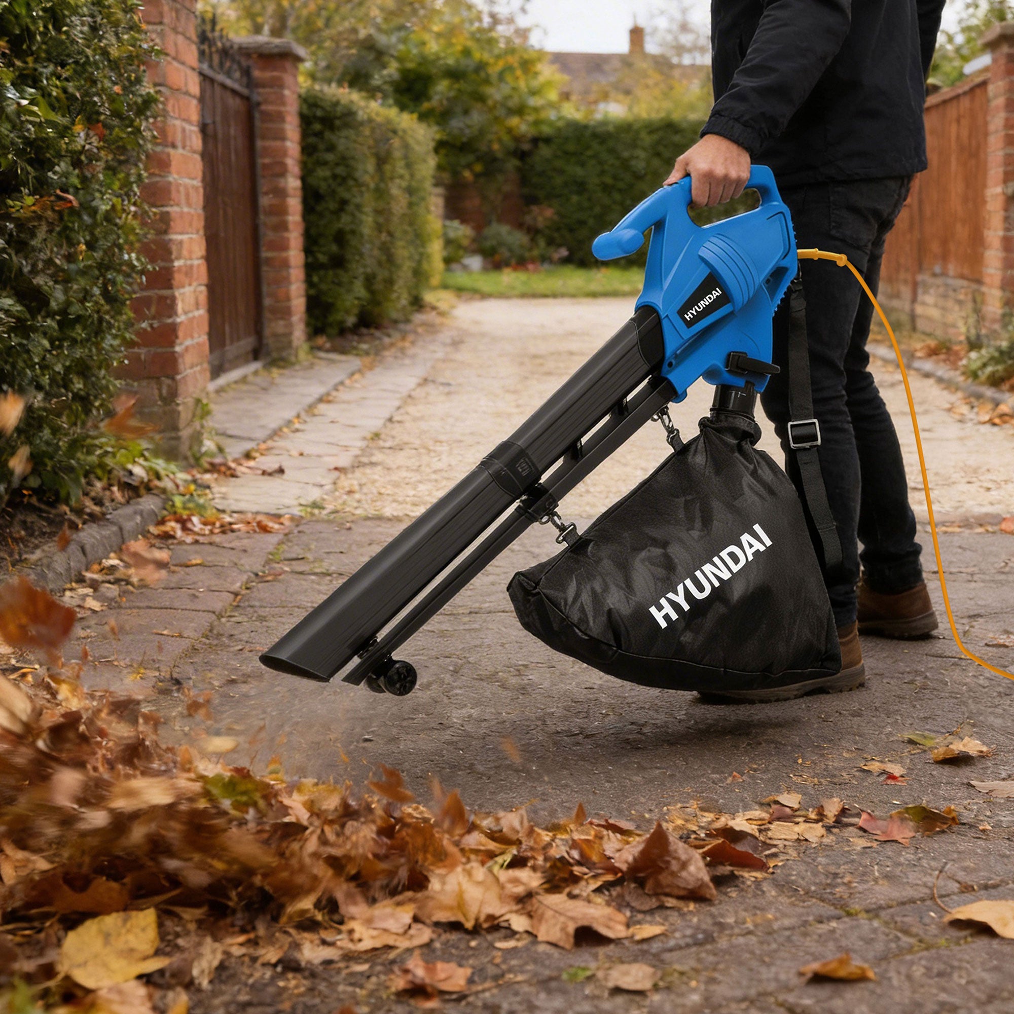 Souffleur, aspirateur et broyeur électrique 3-en-1 Hyundai 3000W, sac de collecte 34L | HYBV3000E3-EU