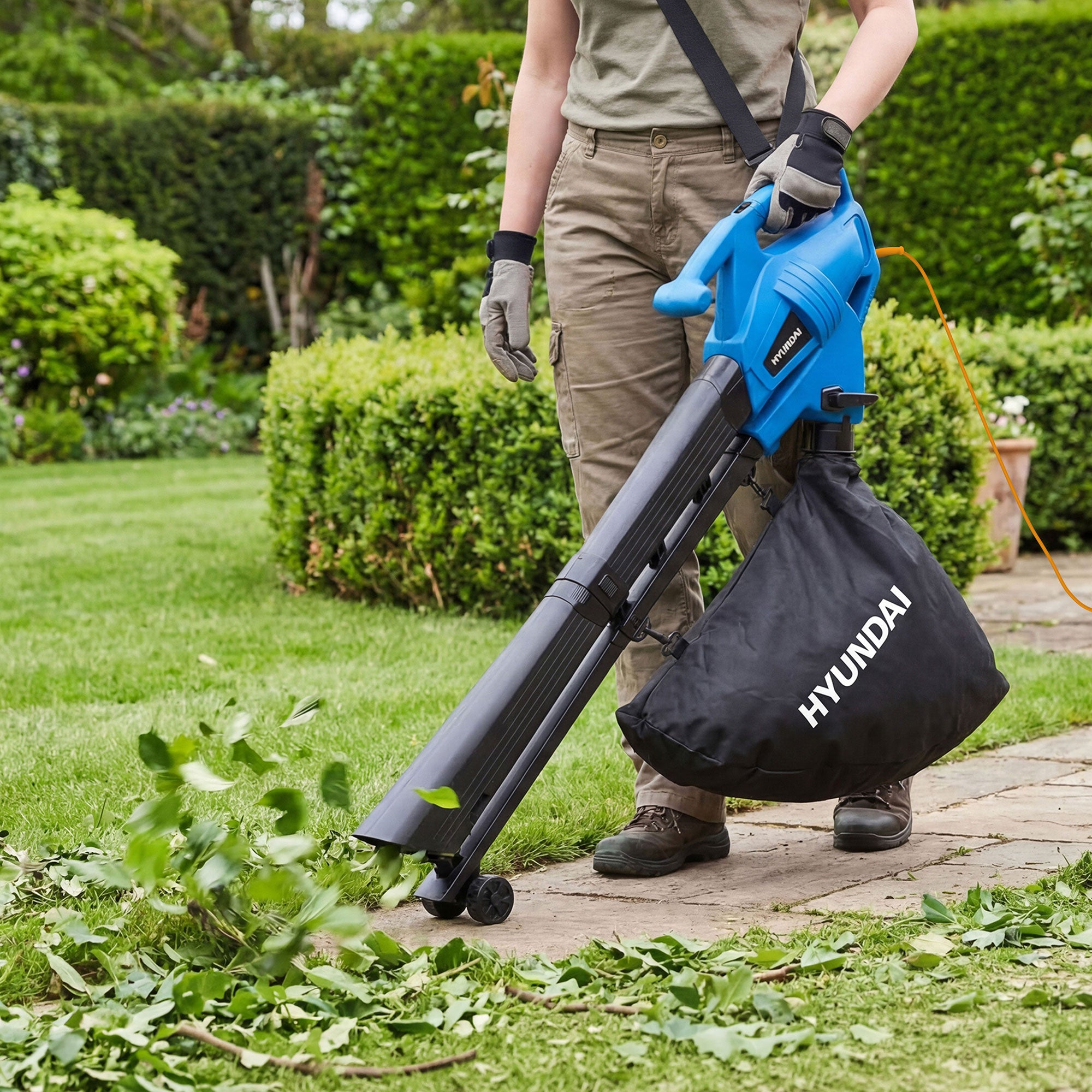Souffleur, aspirateur et broyeur électrique 3-en-1 Hyundai 3000W, sac de collecte 34L | HYBV3000E3-EU