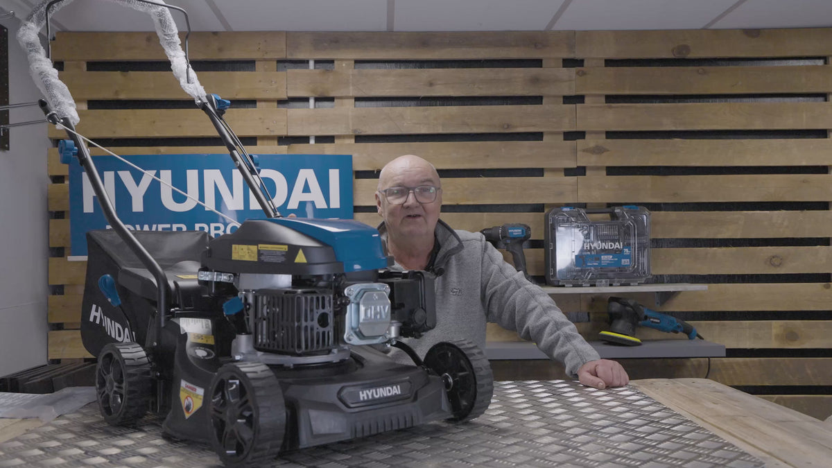 Charger la vidéo : Tondeuse thermique poussée Hyundai 40 cm, moteur 139 cm³ | HYM16130PX